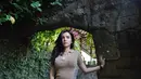 Maria Vania saat berpose mengenakan busana coklat yang diunggah dengan caption “Di Sudut Yogya”.  Memiliki paras yang menawan serta bentuk tubuh dambaan para perempuan, membuat nama Maria Vania jadi sorotan. (Instagram/maria_vaniaa)