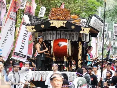 Pengunjung menyakiskan Festival Jakarta Little Tokyo atau yang lebih dikenal dengan Ennichisai di Kawasan Blok M, Jakarta, (13/5). Ennichisai sendiri merupakan acara yang akan menampilkan gabungan kebudayaan Jepang dan Betawi. (Liputan6.com/Angga Yuniar)