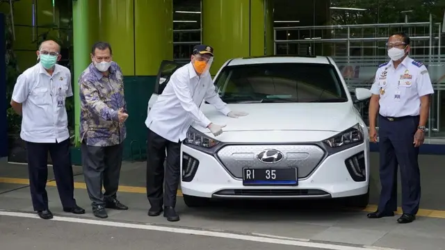 Menteri perhubungan Budi Karya Sumadi melakukan Test Drive motor dan mobil bertenaga listrik di Stasiun Gambir, Jakarta pada Rabu (17/12/20) sore. (Dok: Kemenhub)