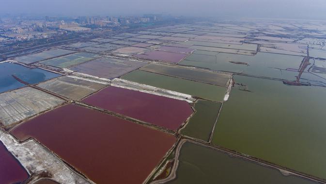 Foto dari udara yang diabadikan pada 3 Desember 2020 ini menunjukkan pemandangan danau garam di Kota Yuncheng, Provinsi Shanxi, China utara. (Xinhua/Yang Chenguang)