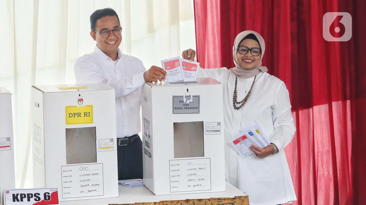 Anies Baswedan Bersama Keluarga Mencoblos di TPS 60 Lebak Bulus