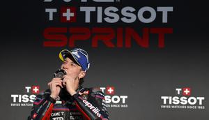 Pembalap Aprilia Marco Bezzecchi saat naik podium Sprint Race MotoGP Portugal 2025. (PATRICIA DE MELO MOREIRA / AFP)