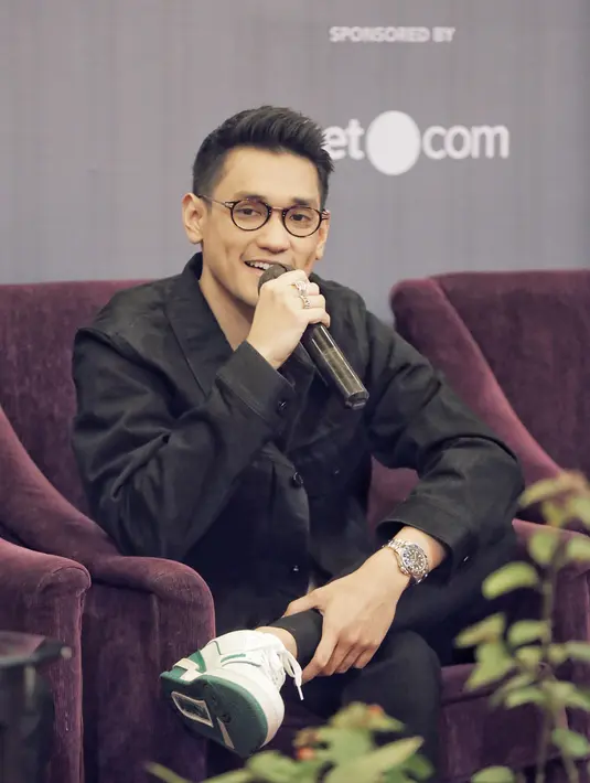 Dengan menyilangkan kaki, Afgan terlihat begitu enjoy saat Press Conference konser Dekade. Rencananya, konser Dekade akan memanjakan fans Afgan, dengan23 lagu yang akan di bawakan. Afgan berjanji juga akan bawakan lagu lawas seperti Sadis (KapanLagi.com/Nurwahyunan)