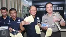 Polda Metro Jaya memperlihatkan barang bukti saat rilis kasus pengemplang pajak, Jakarta, Kamis (17/12/2015). Tersangka mengemplang pajak dari tiga hotel wajib pajak di kawasan Kembangan, Jakarta Barat. (Liputan6.com/Gempur M Surya)