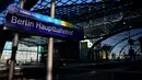 Peron yang sepi juga terlihat di stasiun kereta api utama (Hauptbahnhof) terlihat di Berlin, Jerman pada 10 Januari 2024. (John MACDOUGALL/AFP)