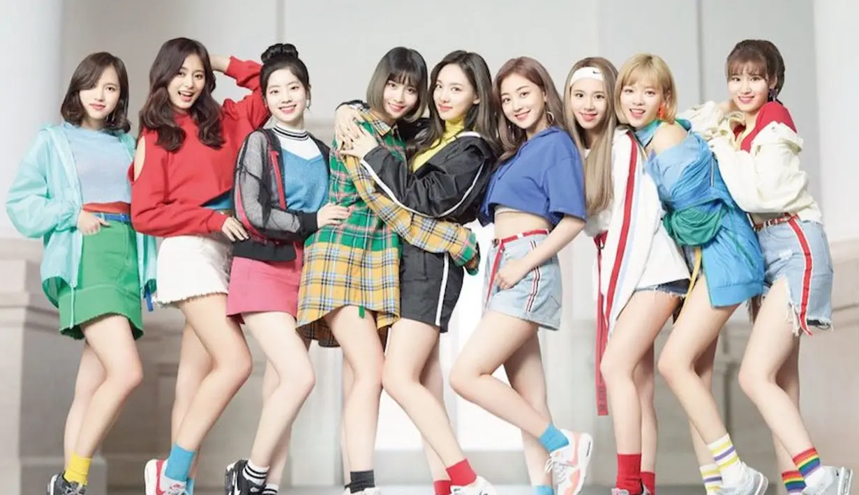 Dan beberapa waktu lalu, TWICE menyapa para penggemarnya dengan bahasa Korea. Selain itu, mereka juga menyapa para penggemarnya dengan bahasa Indonesia. (Foto: Soompi.com)