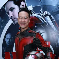 Daniel Mananta mengenakan kostum Ant-man, superhero produksi Marvel. (Bintang/Deki Prayoga)
