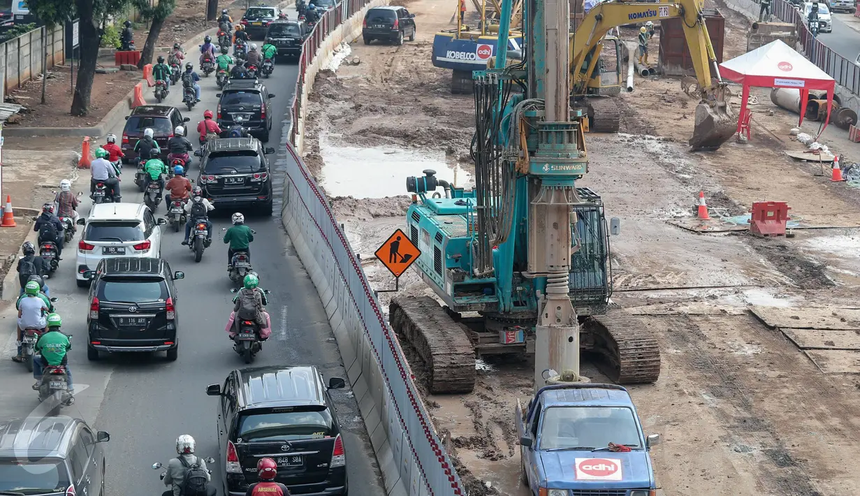 Kendaraan melintas di samping pembangunan underpass atau terowongan Mampang Prapatan-Kuningan, Jakarta Selatan, Jumat (24/3). Panjang underpass Mampang-Kuningan sekitar 800 meter dengan lebar 20 meter atau empat lajur jalan. (Liputan6.com/Faizal Fanani)