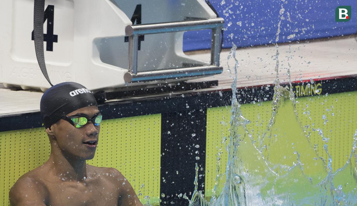 Perenang Indonesia, Jendi Pangabean, selebrasi usai menjadi yang tercepat pada Asian Para Games cabang renang nomor 100 meter gaya punggung S9 di Stadion Aquatic, Jakarta, Kamis (11/10). (Bola.com/Vitalis Yogi Trisna)