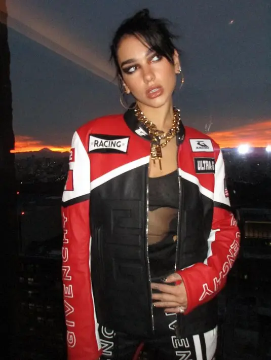 Bergaya ala pembalap, Dua Lipa merias wajahnya dengan nuansa dramatis di bagian mata. Dipadukan dengan warna nude pada lipstik dan blush. [instagram/dualipa]