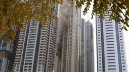 Kebakaran melanda gedung pencakar langit 75 lantai Sulafa Tower yang berada di Dubai, Rabu (20/7). Api yang membakar gedung itu berhasil dipadamkan setelah petugas bekerja keras memadamkannya selama tiga jam. (REUTERS/Ahmed Jadallah)