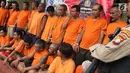 Tersangka kasus premanisme dihadirkan di Mapolres Metro Jakarta Barat, Senin (12/11). Polisi menangkap 23 pria dari dua kasus berbeda karena  tindakan perusakan, intimidasi, pengusiran, dan penguasaan lahan di Jakbar. (Liputan6.com/Immanuel Antonius)