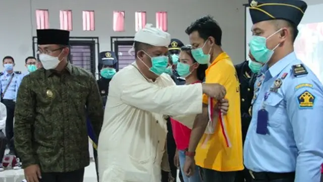 Pemasangan pita secara simbolis terhadap narapidana dan petugas lapas di Kanwil Kemenkumham Banten yang siap menjadi relawan uji klinis vaksin Covid-19
