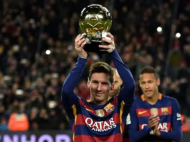 Lionel Messi memamerkan trofi FIFA Ballon d'Or sebelum pertandingan La Liga melawan Athletic Bilbao di Stadion Camp Nou, Barcelona, Minggu (17/1/2016). (AFP/Lluis Gene)