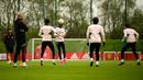 Striker Manchester United, Anthony Elanga (tengah) menyundul bola saat sesi latihan di pusat latihan Carrington, Manchester, Senin (17/4/2023) sebagai persiapan jelang laga leg kedua Liga Europa 2022/2023 menghadapi Sevilla. (twitter.com/ManUtd)