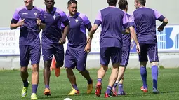 Para punggawa Fiorentina tengah melakukan latihan terakhir  jelang pertandingan melawan Dynamo Kiev pada leg ke-2 perempatfinal European League, Kamis (23/4/2015). (AFP)