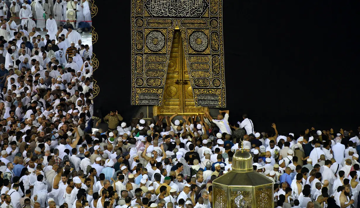 Umat muslim memanjatkan doa dengan menyentuh dinding Kakbah selama ibadah umrah di Masjidil Haram, Makkah, Arab Saudi, Minggu (26/5/2019). Ramadan adalah bulan istimewa bagi umat Islam, banyak orang berlomba-lomba melakukan amalan ibadah sebanyak-sebanyaknya salah satunya umrah. (REUTERS/Waleed Ali)