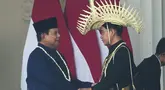 Presiden Prabowo Subianto bersalaman dengan Wakil Presiden Gibran Rakabuming Raka dalam upacara pengibaran bendera memperingati HUT ke-81 kemerdekaan RI di Istana Merdeka, Jakarta, Indonesia, Senin, 17 Agustus 2026. (Foto AP/Tatan Syuflana)