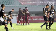 Pemain Persis Solo merayakan gol Fabiano Beltrame pada laga semifinal Liga 2 Indonesia 2021 melawan Martapura Dewa United di Stadion Pakansari, Bogor, Senin (27/12/2021). Persis Solo unggul 2-1 dan melaju ke final serta memastikan satu tempat promosi ke BRI Liga 1. (Liputan6.com/Helmi Fithriansyah)