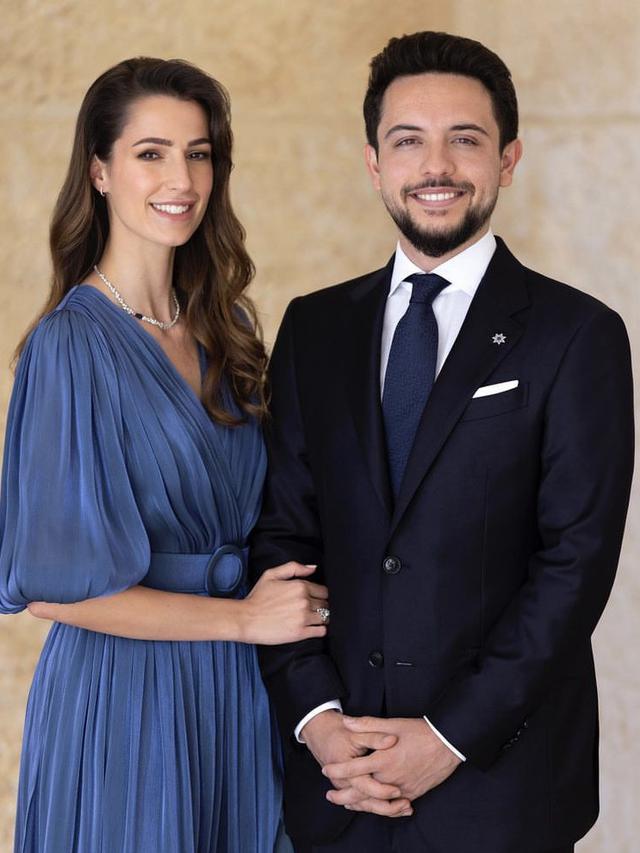 Penampilan Elegan Tunangan Putra Mahkota Yordania