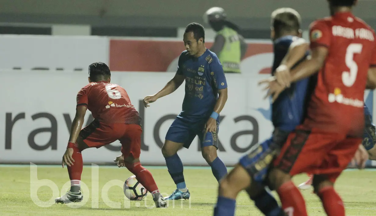 Gelandang Persib, Atep, berusaha melewati pemain Persiba pada laga lanjutan liga 1 Indonesia di Stadion GBLA, Bandung, Minggu (11/06/2017). Skor 0-0 di babak pertama.  (Bola.com/M Iqbal Ichsan)