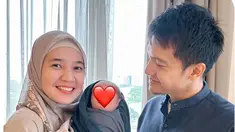 Unggah foto gendong Baby Omar, Dhini Aminarti dan Dimas Seto didoakan segera dikaruniai buah hati. Tak hanya Vebby Palwinta dan Razi Bawazier yang bahagia atas kelahiran anak keduanya, kebahagiaan juga terpancar jelas di wajah Dhini Aminarti dan Dimas Seto. Belum dikaruniai buah hati, pasangan yang terpaut usia 4 tahun ini masih menikmati momen berdua ini hingga tahun ke-14 pernikahan. (Liputan6.com/IG/@dhiniaminarti)