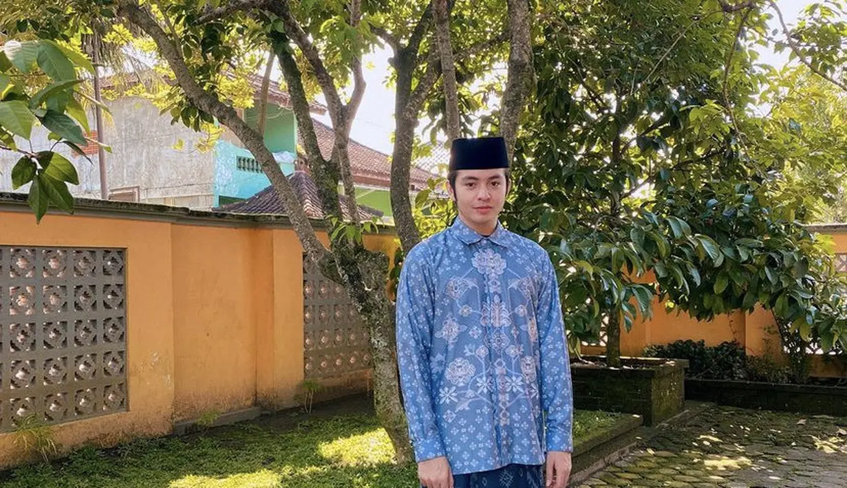 Angga Yunanda pun memilih lebaran di Lombok yang menjadi kota kelahirahnnya. Saat lebaran di kampung halaman, ia tampil dengan koko bermotif warna biru serasi dengan sarungnyaa. Tak lupa ia pun mengenakan peci. Credit:  (@angga)