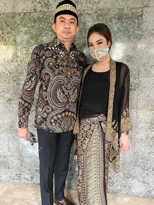 "Tapi ya  enggak lah (cerai) karena masih banyak yang lebih pentig dari ego kita masing-masing, seperti anak-anak. Tanggung jawab terhadap orang tua kita yang sudah menikahkan kita dengan segala effort mereka. Sama tanggung jawab di atas lah," ungkap Regi. (Instagram/mrsayudewi)