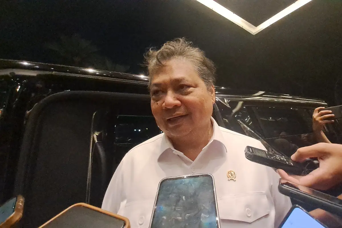 Menteri Koordinator Bidang Perekonomian, Airlangga Hartarto saat ditemui media, Jakarta, Selasa (3/12/2024). Menko Airlangga memberikan bocoran mengenai kenaikan PPN jadi 12%. (Ayu/Merdeka.com)