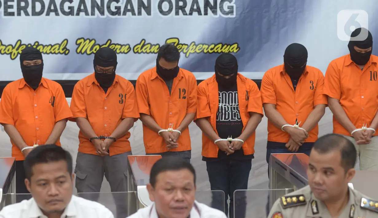 Para tersangka dihadirkan saat rilis kasus kejahatan Tindak Pidana Perdagangan Orang jaringan Timur Tengah Arab Saudi dan UEA di Bareskrim Polri, Jakarta, Selasa (29/10/2019). Sebanyak 48 orang korban akibat TPPO dan Tindak Pidana Perlindungan Pekerja Migran Indonesia ((PMI). (merdeka.com/Imam Buhor