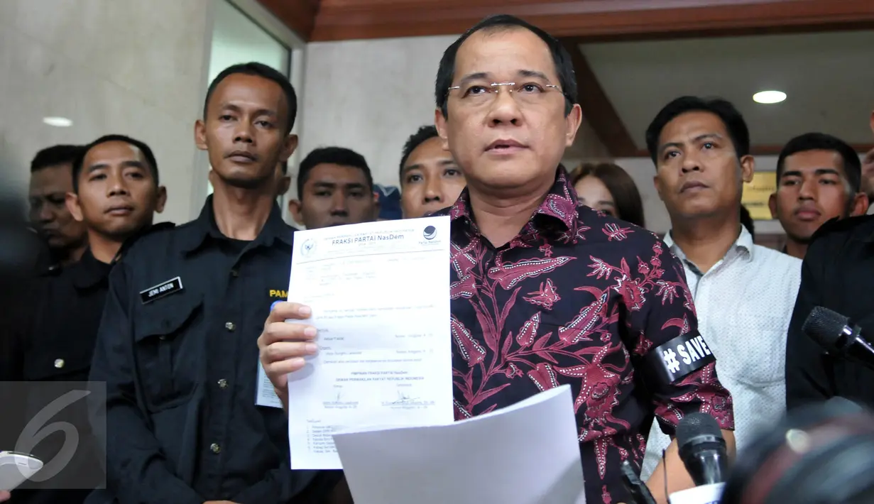 Anggota F-Partai Nasdem DPR Akbar Faizal memberikan keterangan pers terkait penonaktifan dirinya sebagai anggota MKD jelang putusan kasus pelanggaran kode etik Ketua DPR Setya Novanto di Senayan, Jakarta, Rabu (16/12/2015). (Liputan6.com/Johan Tallo) 