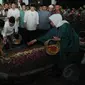 Jokowi tampak melakukan tabur bunga di makam mantan Presiden RI ke-4, KH Abdurrahman Wahid atau yang akrab disapa Gus Dur (Liputan6.com/Herman Zakharia) 