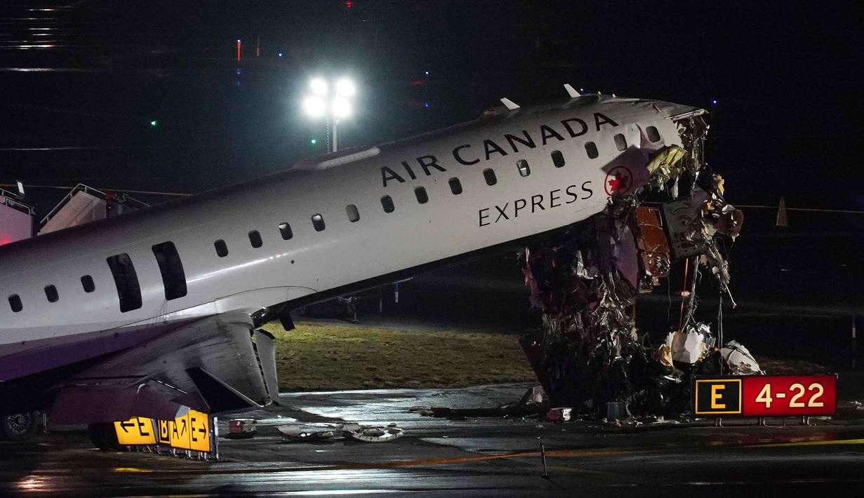 Peristiwa tersebut berujung pada penutupan bandara secara sementara. Tampak dalam foto, sebuah jet Air Canada Express terparkir di landasan pacu Bandara LaGuardia, New York, Amerika Serikat, Senin 23 Maret 2026, setelah bertabrakan dengan kendaraan Otoritas Pelabuhan. (AP Photo/Ryan Murphy)
