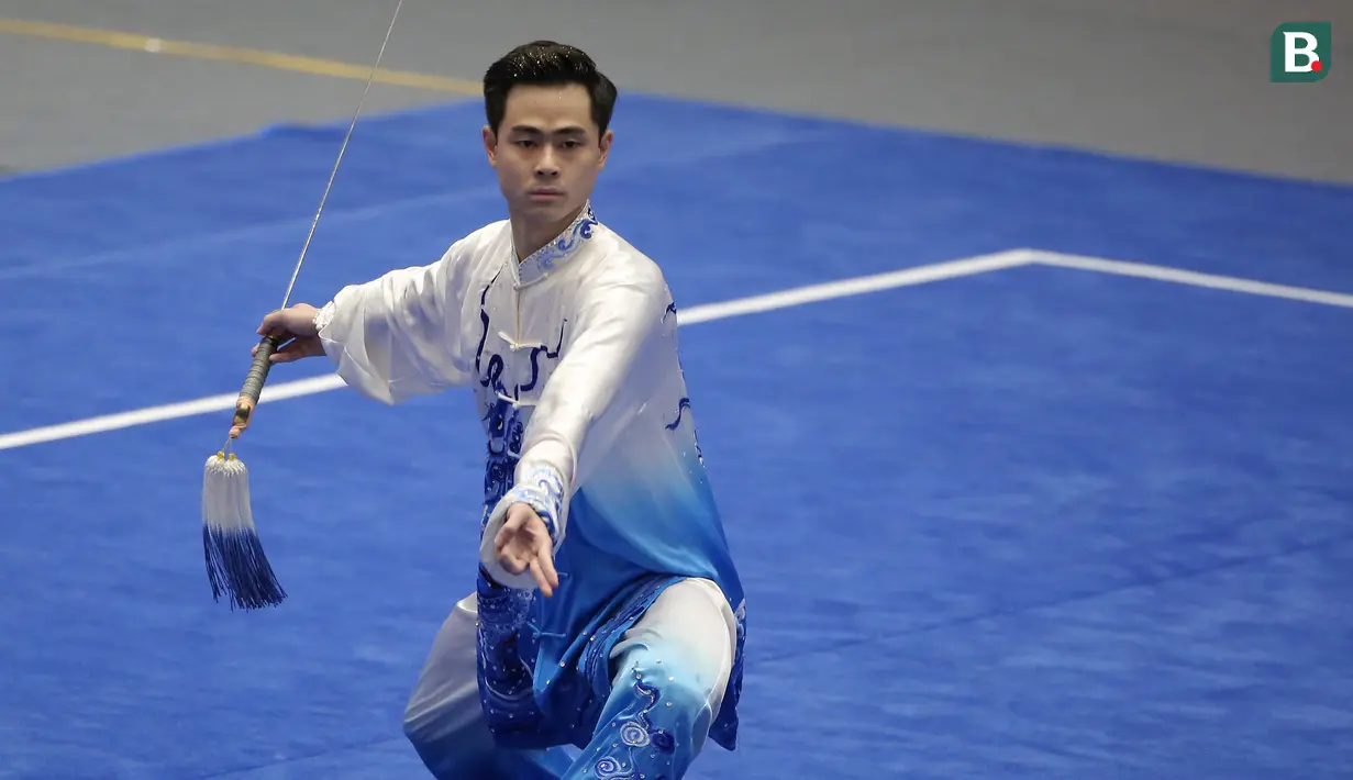 Atlet Wushu Indonesia, Nicholas saat bertanding dalam cabang olahraga Wushu nomor Taolu Taiji Jian Putra SEA Games 2021 di Cau Giay Gymnasium, Hanoi, Sabtu (14/5/2022). Nicholas berada di posisi kedua dengan poin 9,71 sekaligus memastikan diri meraih medali perak dalam nomor pertandingan tersebut. (Bola.com/Ikhwan Yanuar)