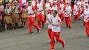 Presiden Joko Widodo didampingi Menpora Imam Nahrawi membawa api obor Asian Games 2018 sebelum upacara penurunan Bendera Merah Putih di Istana Negara Jakarta, Jumat (17/8). (Liputan6.com/Pool/Eko)