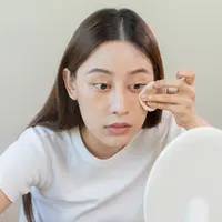 Untuk menghapus maskara, terdapat beberapa hal yang perlu kamu perhatikan/copyright shutterstock/Kmpzzz