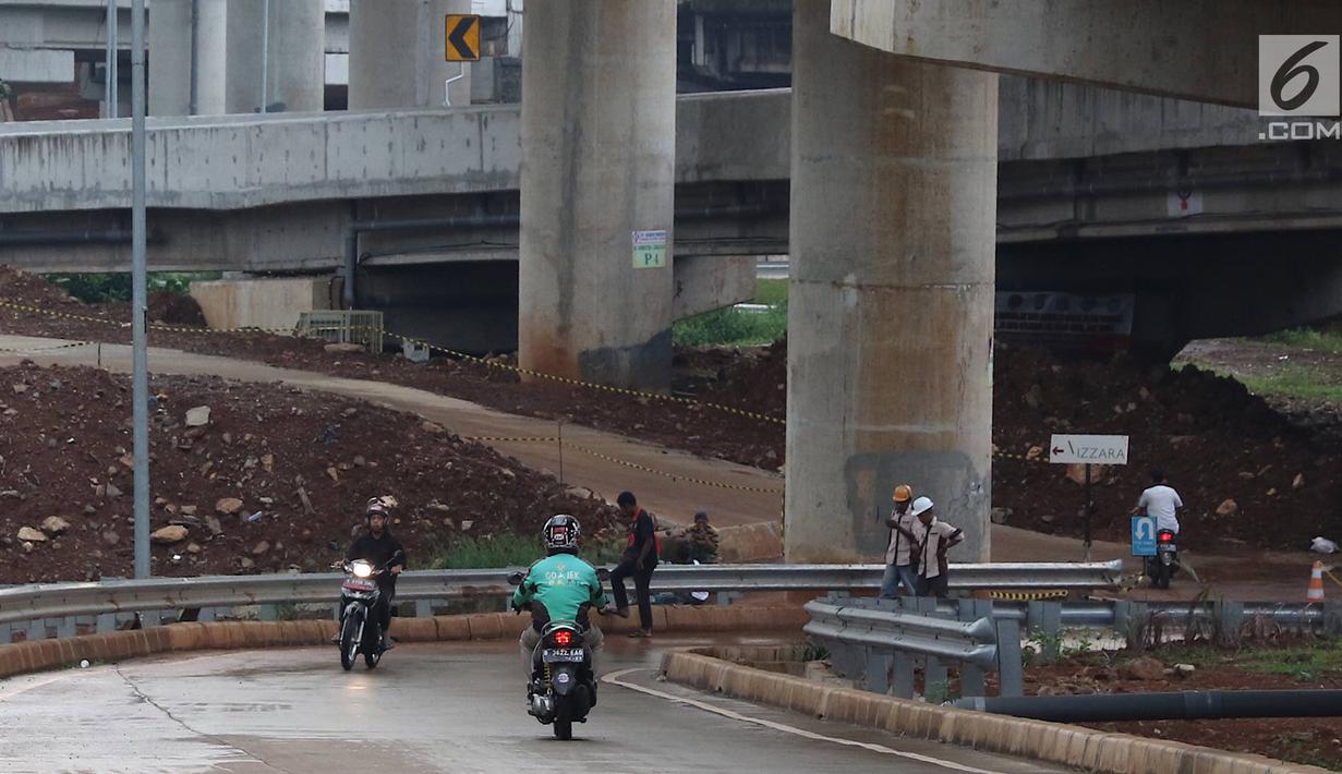 Pengendara sepeda motor melawan arus lalu lintas di akses persimpangan Jalan TB Simatupang - Jalan Antasari di Jakarta, Senin (8/4). Tidak adanya pengawasan serta sanksi tegas bagi pelanggar menyebabkan para pengendara tersebut nekat melawan arus lalu lintas. (Liputan6.com/Immanuel Antonius)