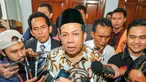 Wakil Ketua DPR RI Fahri Hamzah memberikan keterangan usai menjalani proses mediasi dengan PKS di PN Jakarta Selatan, Selasa (3/5). Fahri Hamzah menggugat PKS atas keputusan pemecatan dirinya dari segala jenjang organisasi. (Liputan6.com/Yoppy Renato)