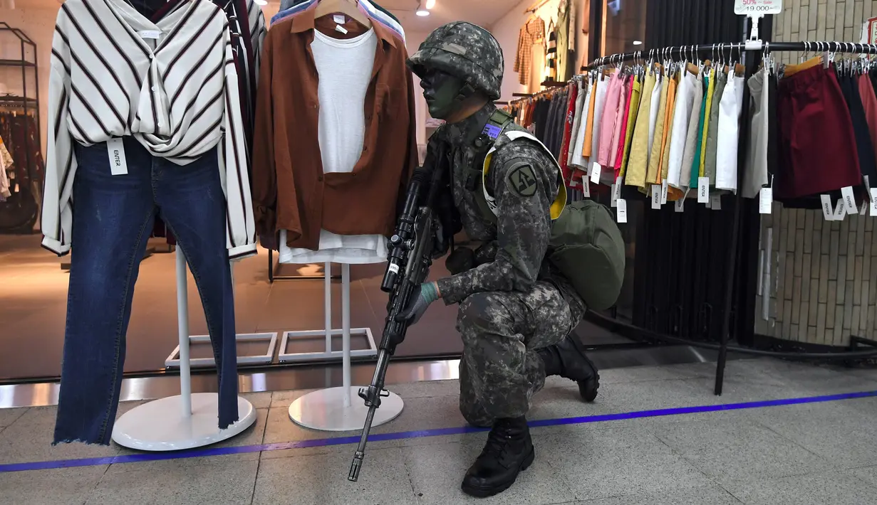  Seorang tentara Korea Selatan mengambil bagian dalam latihan anti-teror di sela-sela latihan militer gabungan Korea Selatan-AS di sebuah stasiun kereta bawah tanah di Seoul (22/8). (AFP Photo/Jung Yeon-Je)