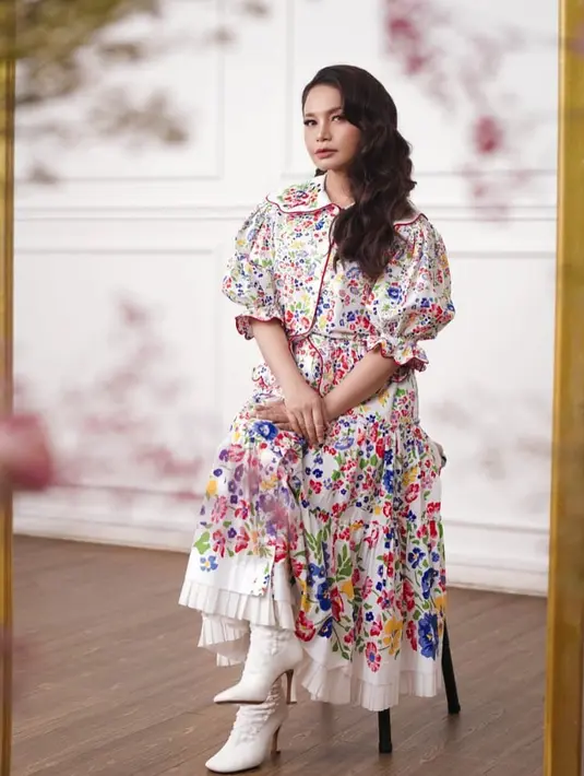 Jika kamu ingin tampil lebih playful, kamu bisa memadukan dress flowery dengan boots berwarna putih, seperti yang Rossa lakukan. Tampilan ini juga cocok bagi kamu yang memiliki tubuh petit. (instagram/itsrossa910)