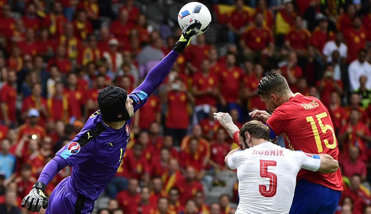 Kiper Republik Ceska, Petr Cech, menghalau bola udara dari gempuran pemain Spanyol. Namun setiap serangan juara dunia 2010 itu bisa dipatahkan oleh barisan pertahanan Republik Ceska. (AFP/Pierre-Philippe Marcou)