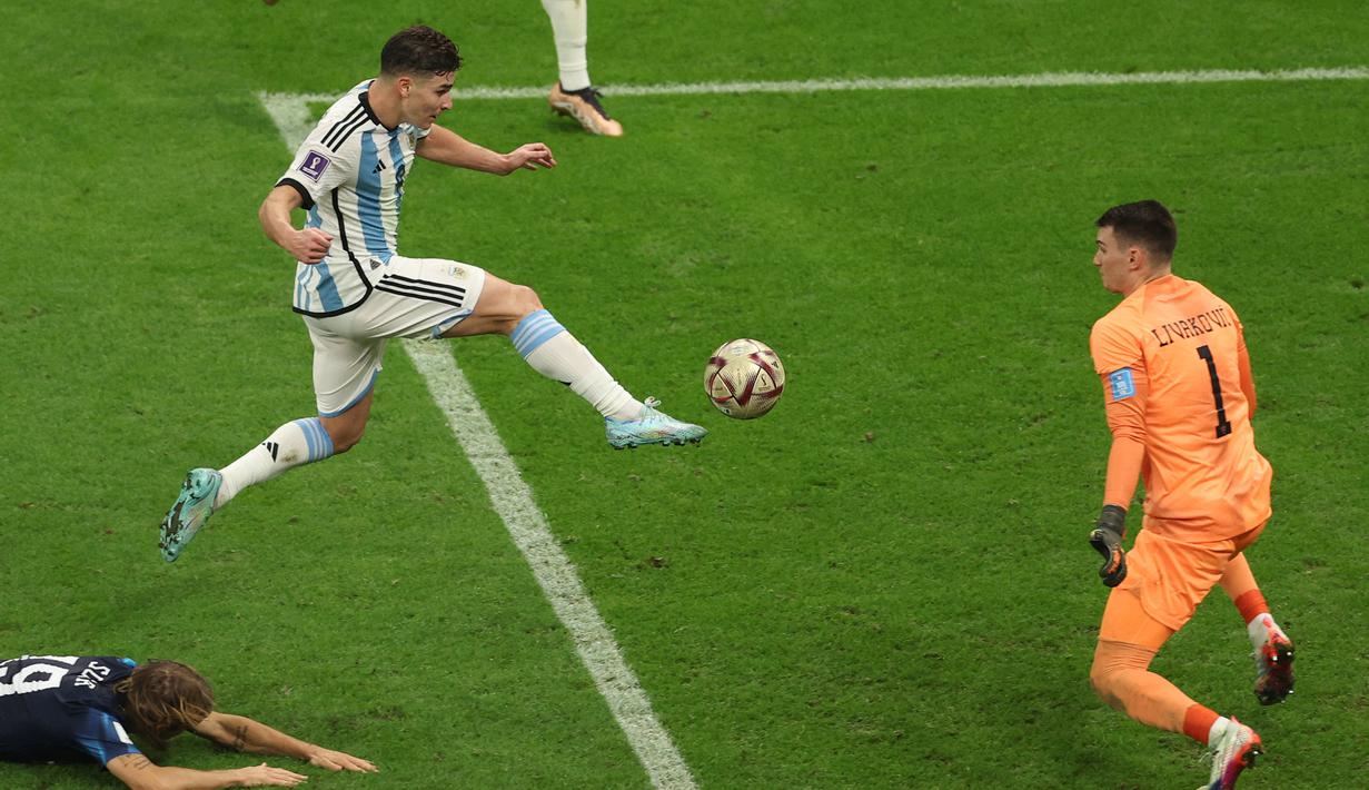 Julian Alvarez. Striker Manchester City berusia 22 tahun ini menjadi pemain Liga Inggris tertajam pada Piala Dunia 2022 lalu dengan mencetak 4 gol dan 1 assist dari 7 laga bersama Timnas Argentina yang akhirnya menjadi juara. Dua dari empat golnya plus 1 assist tercipta di laga semifinal saat mengalahkan Kroasia 3-0. (AFP/Adrian Dennis)