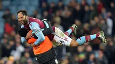 Pemain Aston Villa,Joleon Lescott menjadi salah satu pencetak gol bagi timnya Aston Villa pada lanjutan Liga Premier Inggris pekan ke-25 di Villa Park, Sabtu (6/2/2016). (AFP/Paul Ellis)