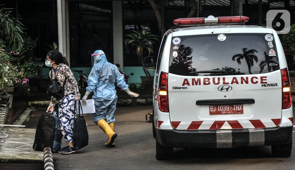 Ambulans yang membawa pasien OTG Covid-19 tiba di Graha Wisata TMII, Jakarta, Selasa (22/6/2021). Lonjakan kasus aktif Corona menyebabkan kapasitas kamar isolasi pasien OTG Covid-19 di Graha Wisata TMII telah terisi penuh usai pada hari ini tercatat kedatangan 6 pasien. (merdeka.com/Iqbal S Nugroho