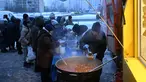 Para sukarelawan dari organisasi amal makanan yang berbasis di Amerika Serikat (AS), World Central Kitchen, membagikan makanan hangat kepada warga setempat di sebuah kawasan perumahan di Kyiv yang mengalami pemadaman listrik dan air akibat serangan Rusia yang menghantam sektor energi, Kamis 22 Januari 2026. Serangan Rusia yang menghantam sektor energi melumpuhkan pasokan pemanas, listrik, dan air di ribuan bangunan permukiman di ibu kota Ukraina, Kyiv, ketika suhu udara turun hingga minus 14 derajat Celsius. (Sergei GAPON/AFP)