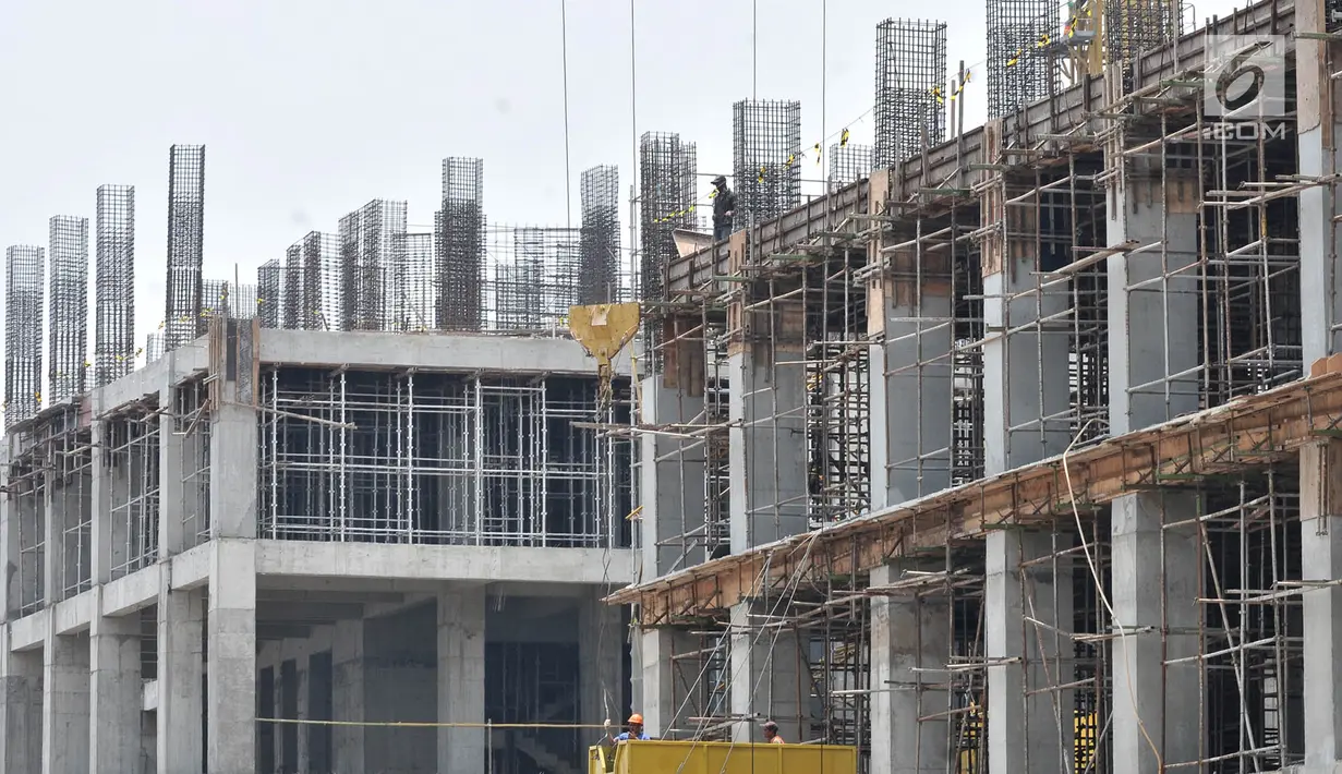 Pekerja menyelesaikan proyek pembangunan Apartemen Meikarta di Cikarang, Bekasi, Jawa Barat, Kamis (18/10). Bupati Bekasi Neneng Hasanah Yasin dan sejumlah pihak diduga menerima hadiah Rp 13 M terkait proyek Meikarta. (Merdeka.com/Iqbal Nugroho)