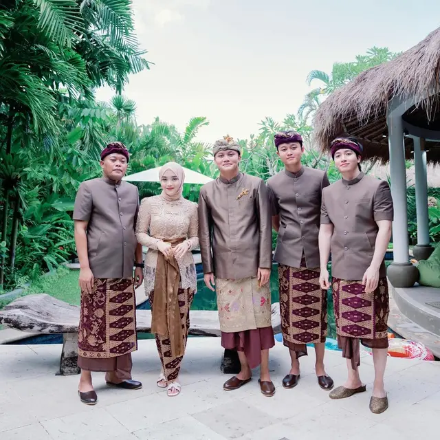 6 Gaya Jeffry Reksa Pacar Putri Delina Hadiri Acara Mepamit Rizky Febian-Mahalini, Kompak Pakai Seragam Keluarga Sule