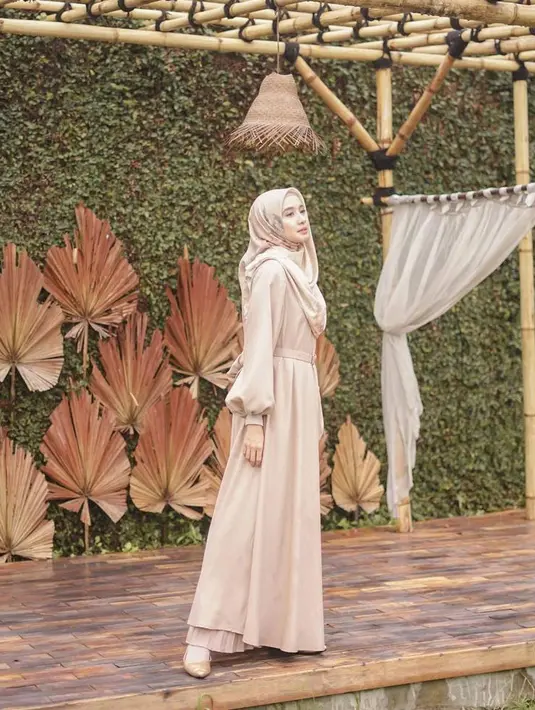 Dikatakan Bella pada ustad tersebut bahwa ia ingin memiliki anak dan kemudian berhijab. Namun jawaban sang ustad pun mengejutkan hingga mengetuk pintu hati Bella. (Instagram/laudyacynthiabella)