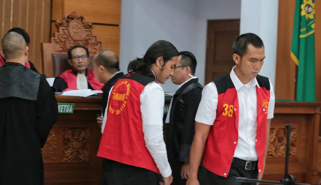 Pria tampan yang satu ini memilih untuk bungkam saat mendapat pertanyaan awak media. Di sisi lain, Ello tampak begitu tenang saat tiba di PN Jakarta Selatan sampai tiba di persidangan. (Adrian Putra/Bintang.com)