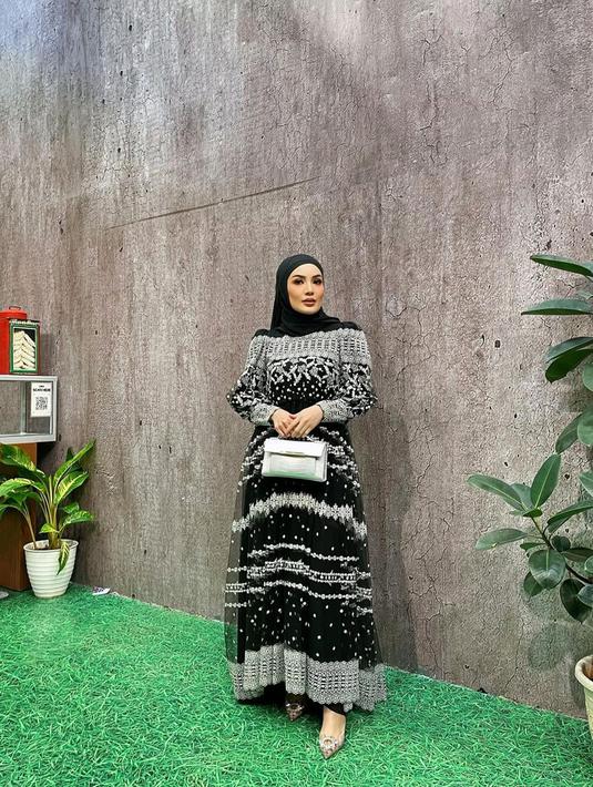 Penampilan Nindy Ayunda satu ini juga berhasil mencuri perhatian netizen. Gaya OOTD Nindy dengan busana bernuansa hitam serta ornamen silver pun membuatnya terlihat makin elegan. (Liputan6.com/IG/@nindyayunda)